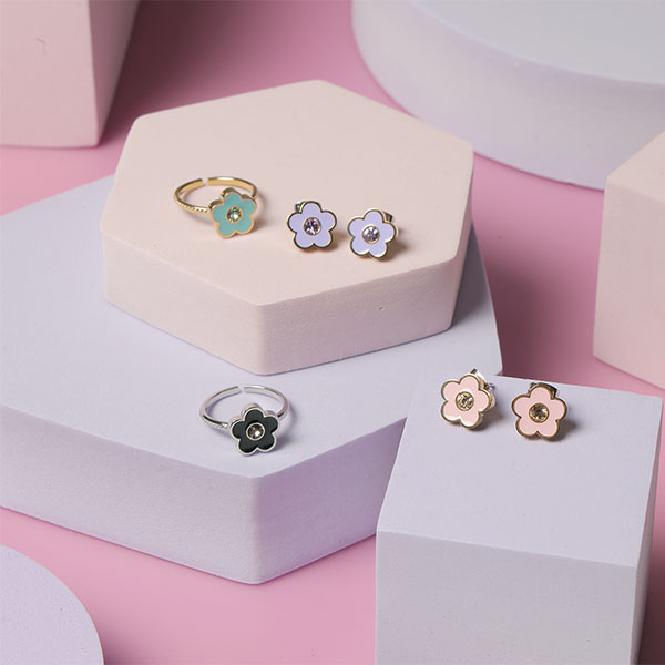 ワンカラーエポ×ビジュー ピアス（ライトグリーン）