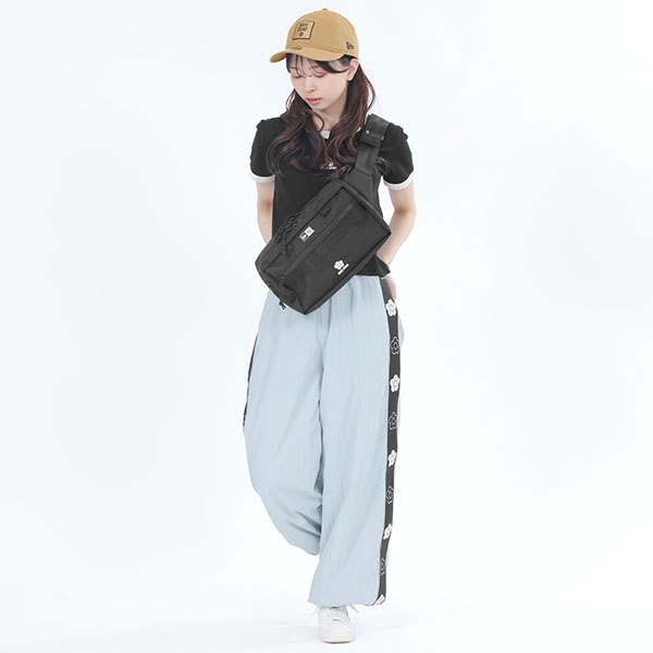 NEW ERA(R) × MARY QUANTスクエア ボディバッグ（ブラック）