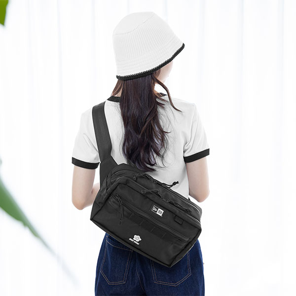 NEW ERA(R) × MARY QUANTスクエア ボディバッグ（ブラック）