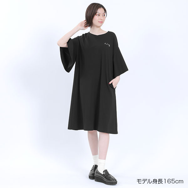 袖フレアサインロゴ ワンピース（ブラック）