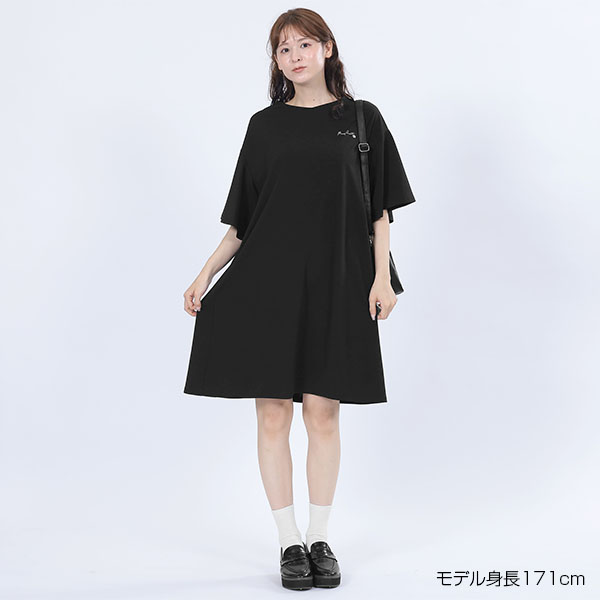 袖フレアサインロゴ ワンピース（ブラック）