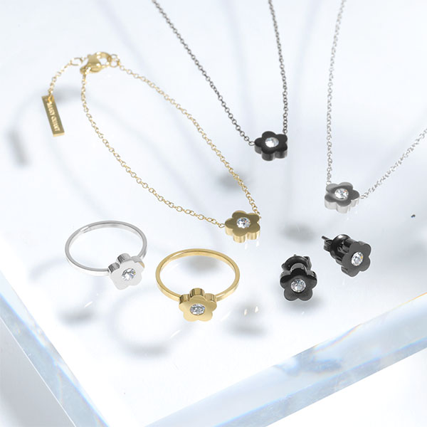 プチデイジーステンレス ピアス（ブラック）