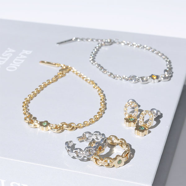 アクセントカラービジュー ピアス（ゴールド）