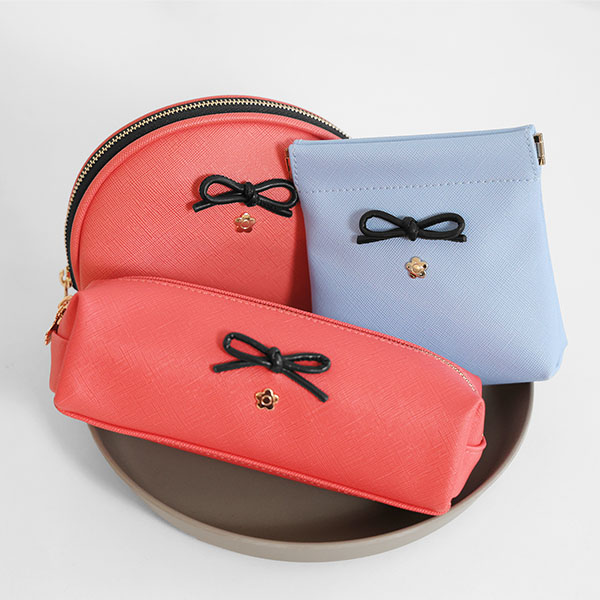 サフィアーノリボン ラウンドポーチ（サックスブルー）