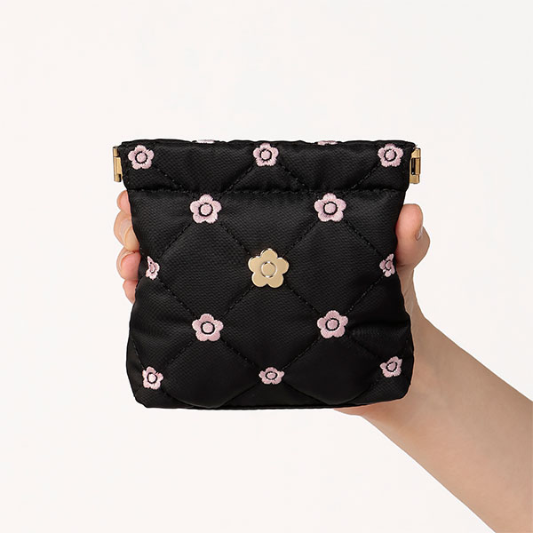 キルトデイジー刺繍 バネクチポーチ（ブラック）