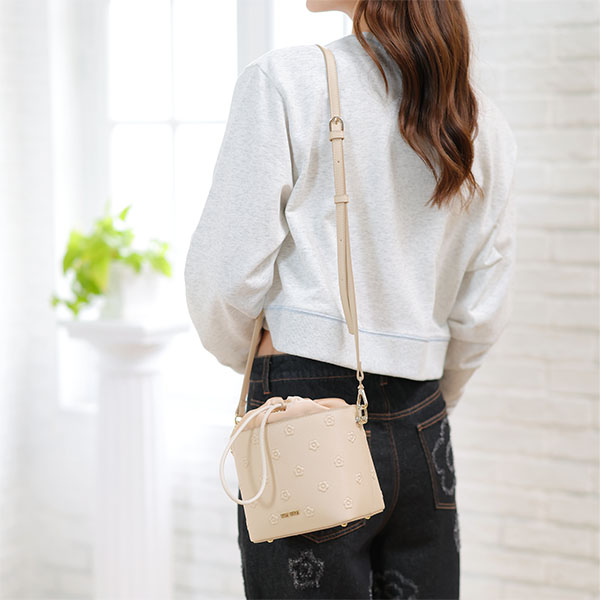 シンプルエンボスデイジー ドロストショルダー（ベージュ）