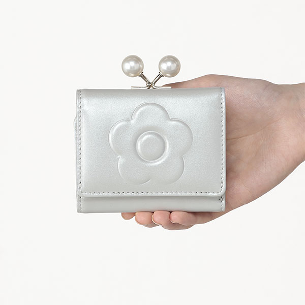 エンボスデイジーパール ガマ口ウォレット（パールブルー）