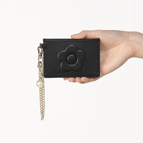 エンボスデイジーパール シングルパスケース（ブラック）