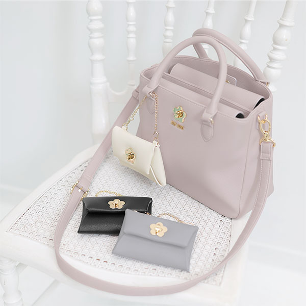 ターンロックデイジー フラップポーチ（ブラック）