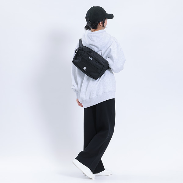 NEW ERA×MARY QUANT スクエア ボディバッグ（ブラック）